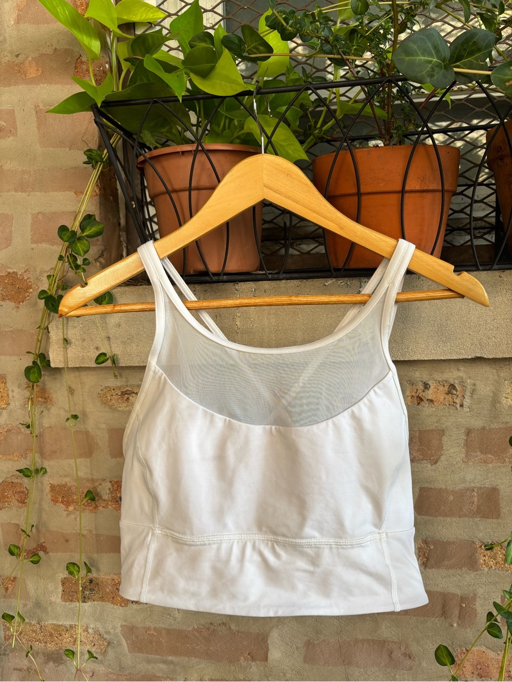 ✨ lululemon athletica Strappy Mesh White Crop Tank ✨